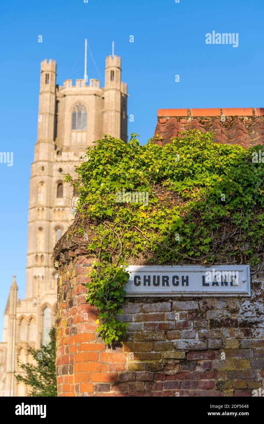 Großbritannien, England, Cambridgeshire, Ely, Church Lane, Ely Cathedral im Hintergrund Stockfoto