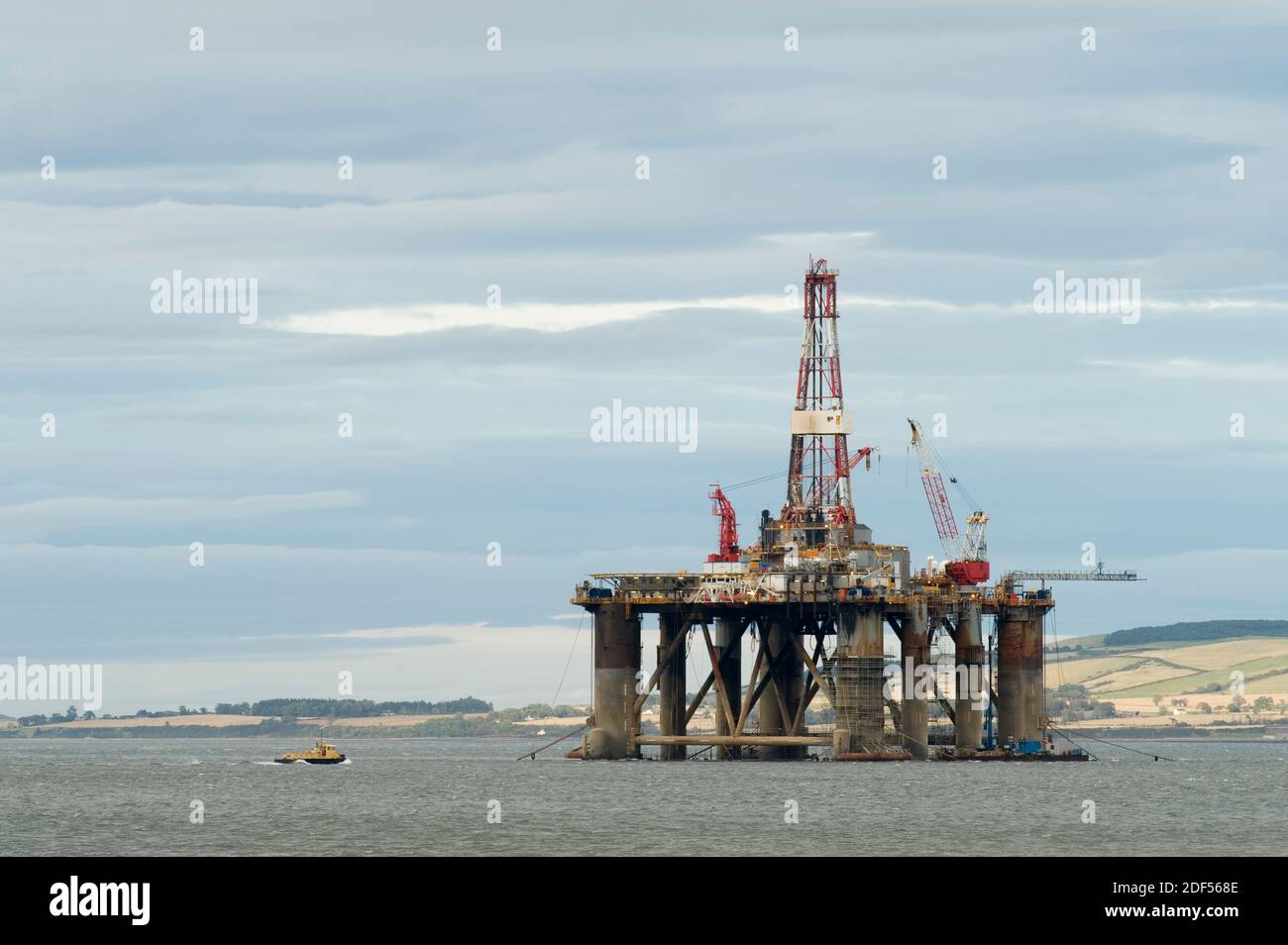 Ölbohrplattformen, die in Cromarty Firth, Schottland, festgemacht sind Stockfoto