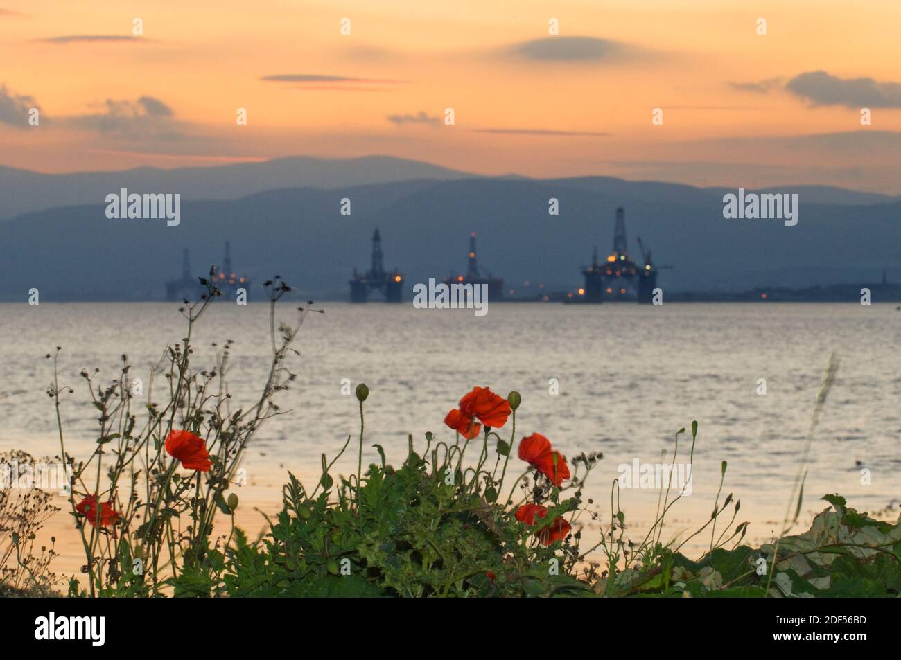 Ölbohrplattformen, die in Cromarty Firth, Schottland, festgemacht sind Stockfoto