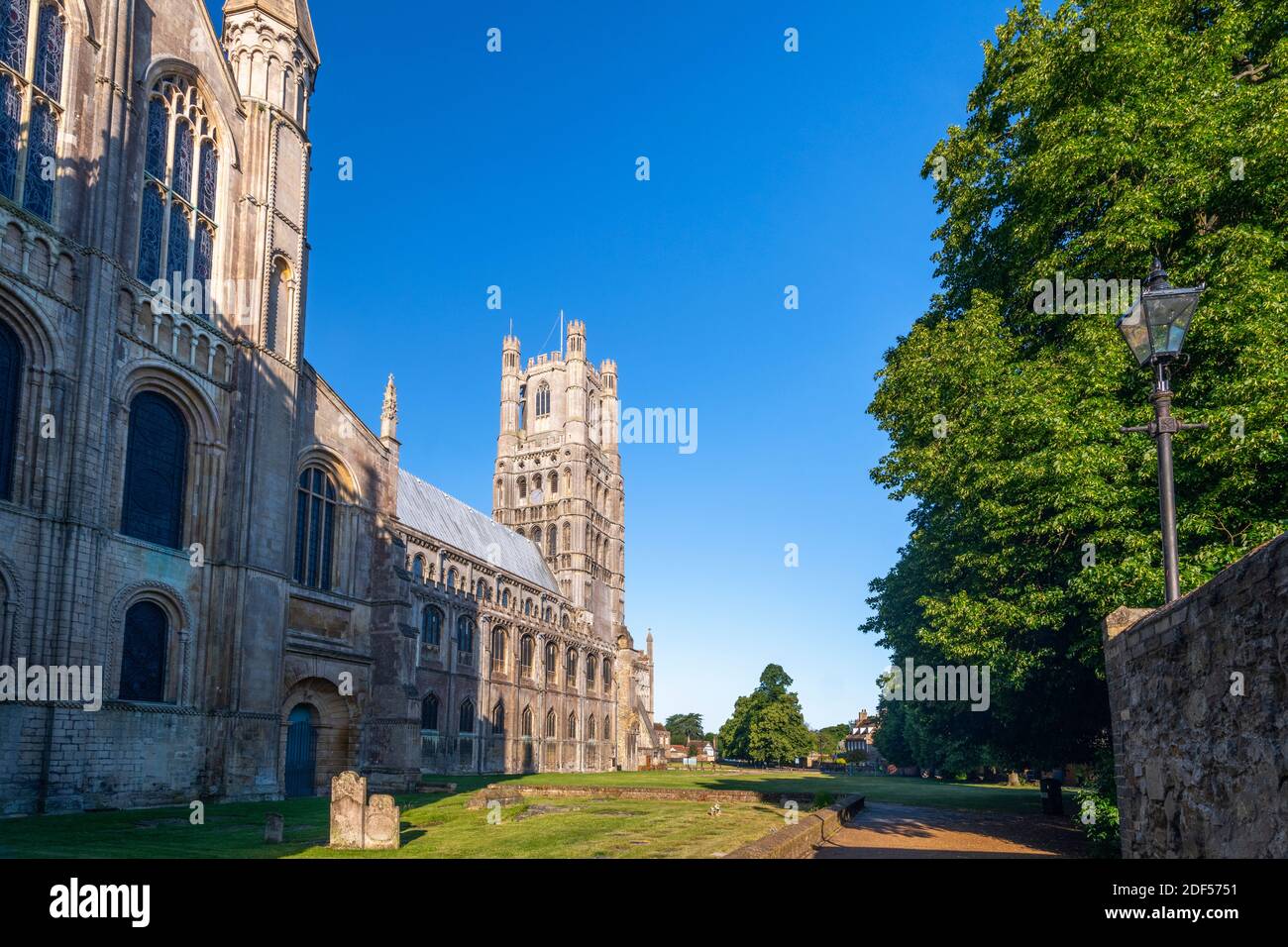 Großbritannien, England, Cambridgeshire, Ely, Ely Cathedral vom Grave Yard Stockfoto