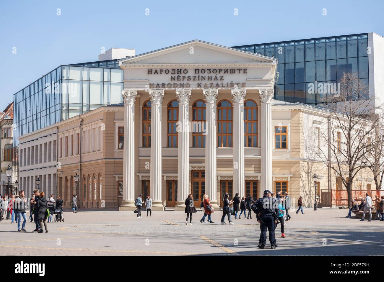 SUBOTICA, SERBIEN - 29. MÄRZ 2019: Fassade des Nationaltheaters von Subotica, mit Erwähnung Nationaltheater übersetzt in Serbisch, Kroatisch & Hungari Stockfoto