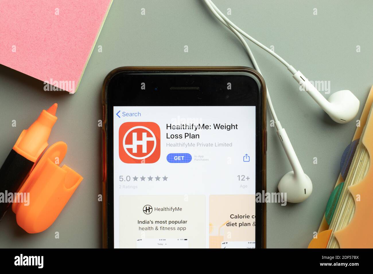 New York, USA - 1. Dezember 2020: HealthifyMe Mobile App Icon auf dem Telefonbildschirm Draufsicht, illustrative Editorial. Stockfoto