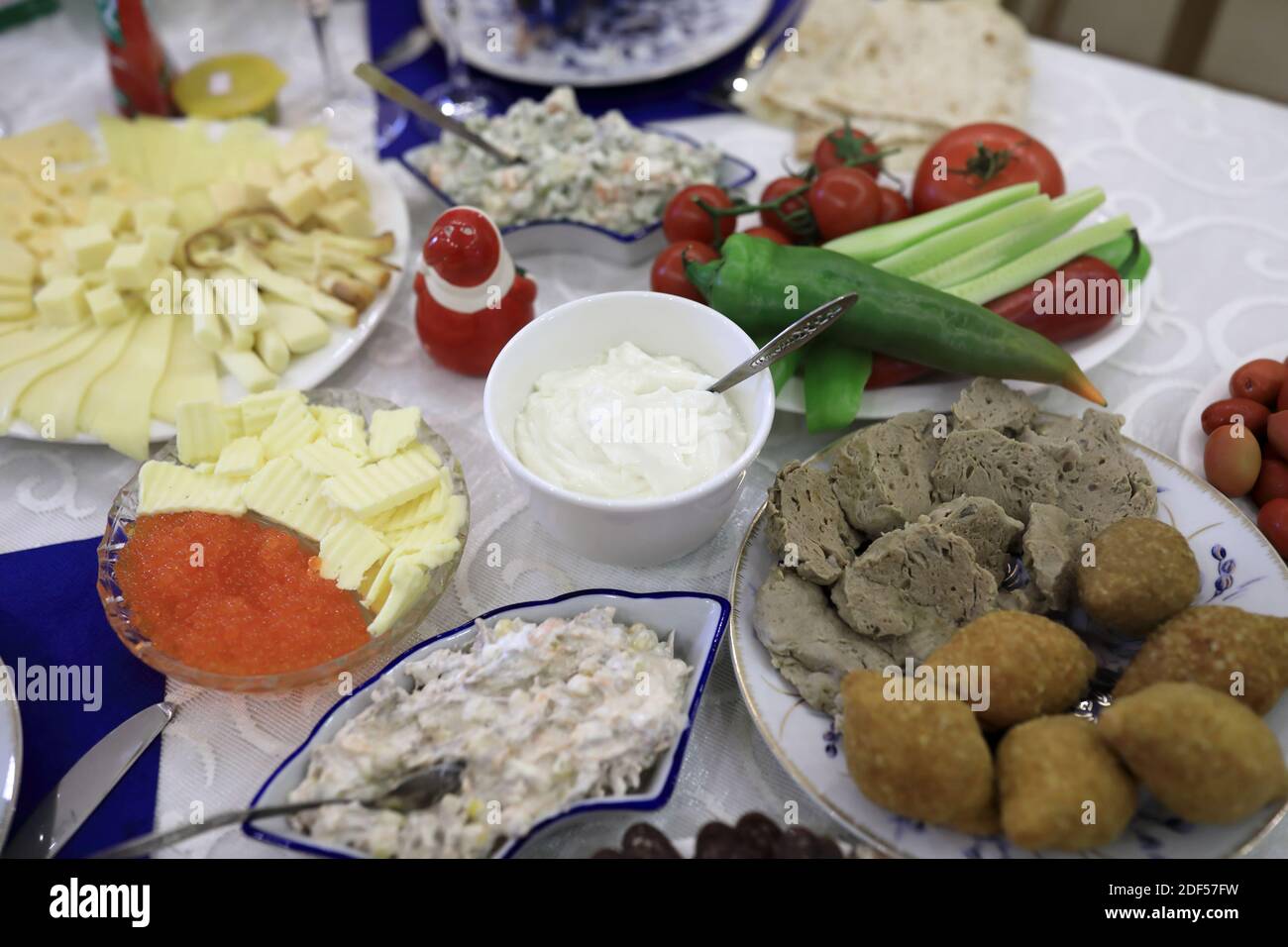 Warme und kalte Snacks auf einem Tisch Stockfoto