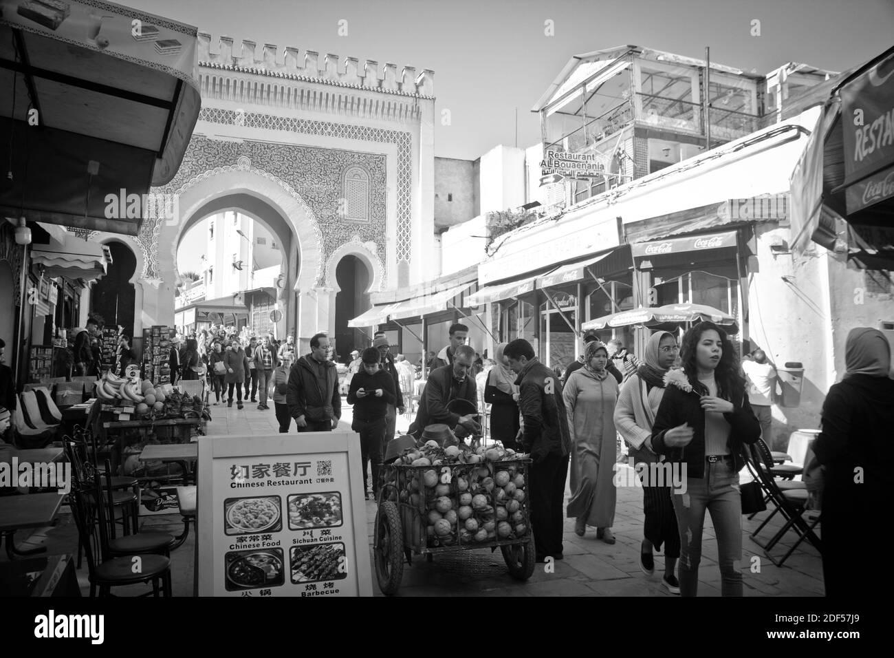 Fes ist eine nordöstliche marokkanische Stadt, die oft als Kulturhauptstadt des Landes bezeichnet wird. Es ist vor allem für seine Fes El Bali ummauerten Medina bekannt Stockfoto