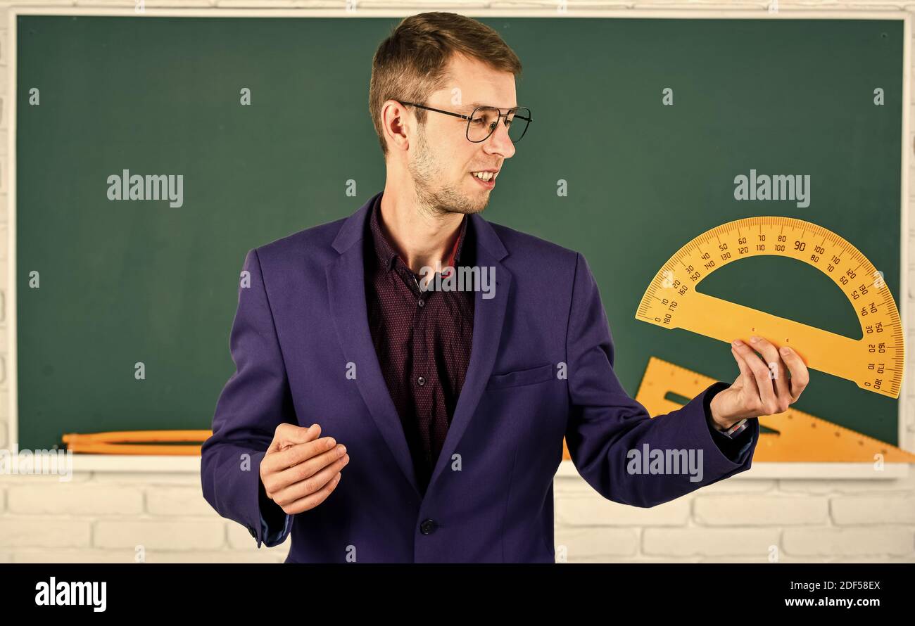 Männliche Lehrer halten protractor. Bildung und Schulkonzept. MINT Schule Disziplinen. Mathematik und Menschen Konzept. Mann an der Tafel. Zurück zur Schule. Mathematik und Geometrie. Geometrie Lieblingsfach. Stockfoto