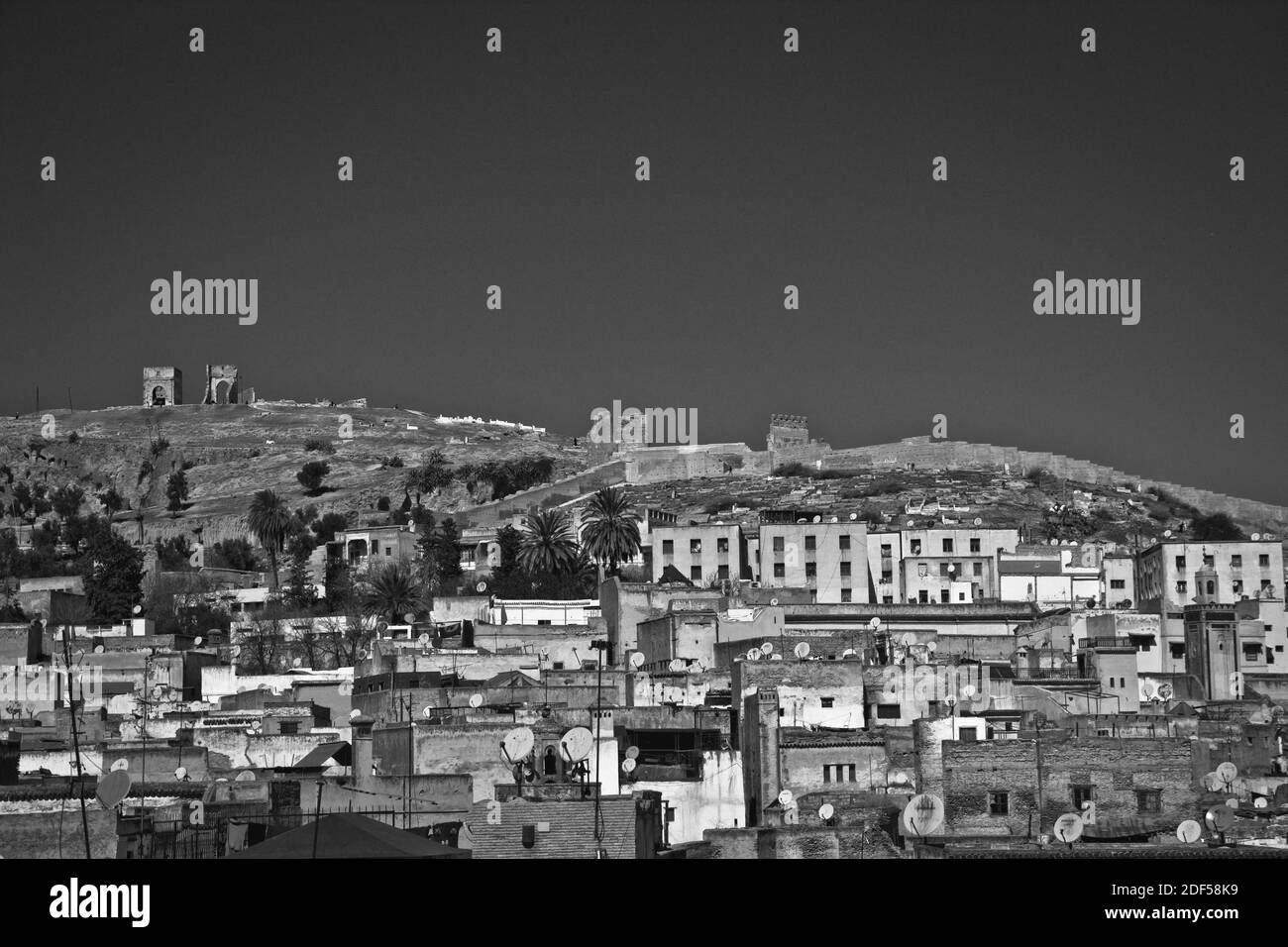 Fes ist eine nordöstliche marokkanische Stadt, die oft als Kulturhauptstadt des Landes bezeichnet wird. Es ist vor allem für seine Fes El Bali ummauerten Medina bekannt Stockfoto