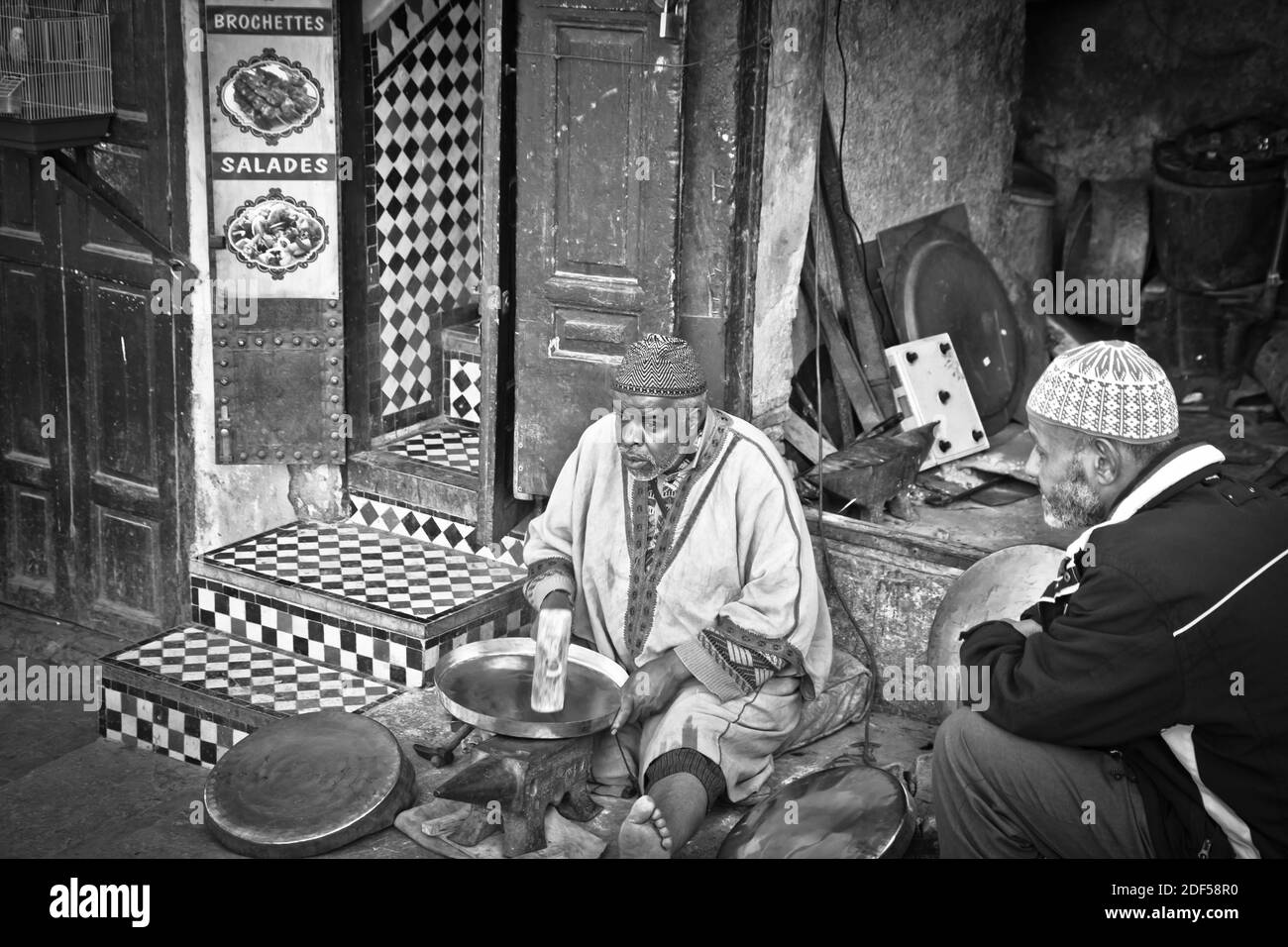 Fes ist eine nordöstliche marokkanische Stadt, die oft als Kulturhauptstadt des Landes bezeichnet wird. Es ist vor allem für seine Fes El Bali ummauerten Medina bekannt Stockfoto