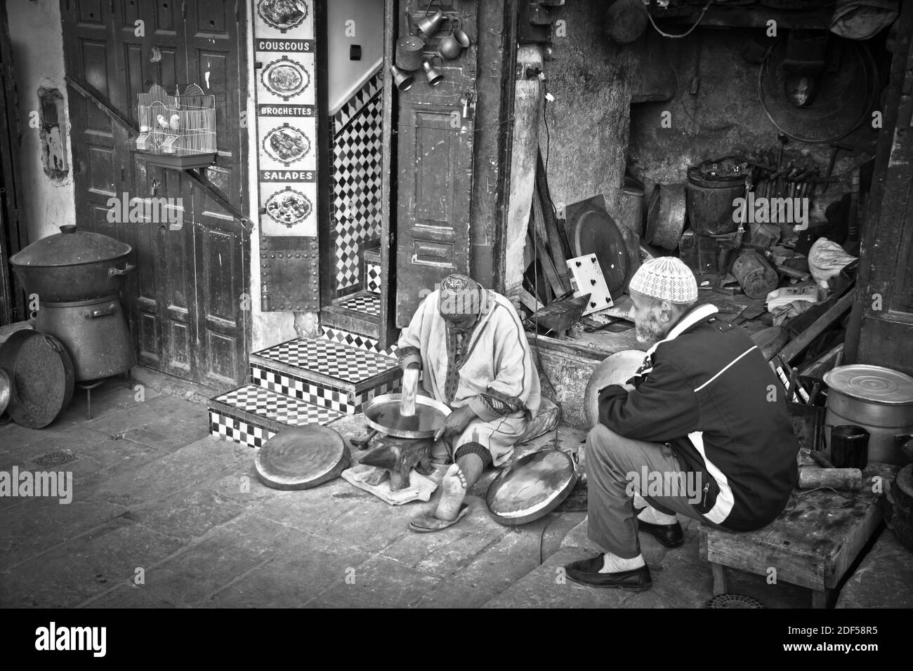 Fes ist eine nordöstliche marokkanische Stadt, die oft als Kulturhauptstadt des Landes bezeichnet wird. Es ist vor allem für seine Fes El Bali ummauerten Medina bekannt Stockfoto