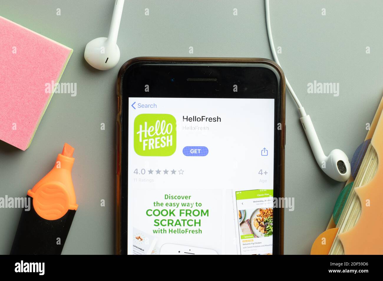 New York, USA - 1. Dezember 2020: HelloFresh Mobile App Icon auf dem Telefonbildschirm Draufsicht, illustrative Editorial. Stockfoto
