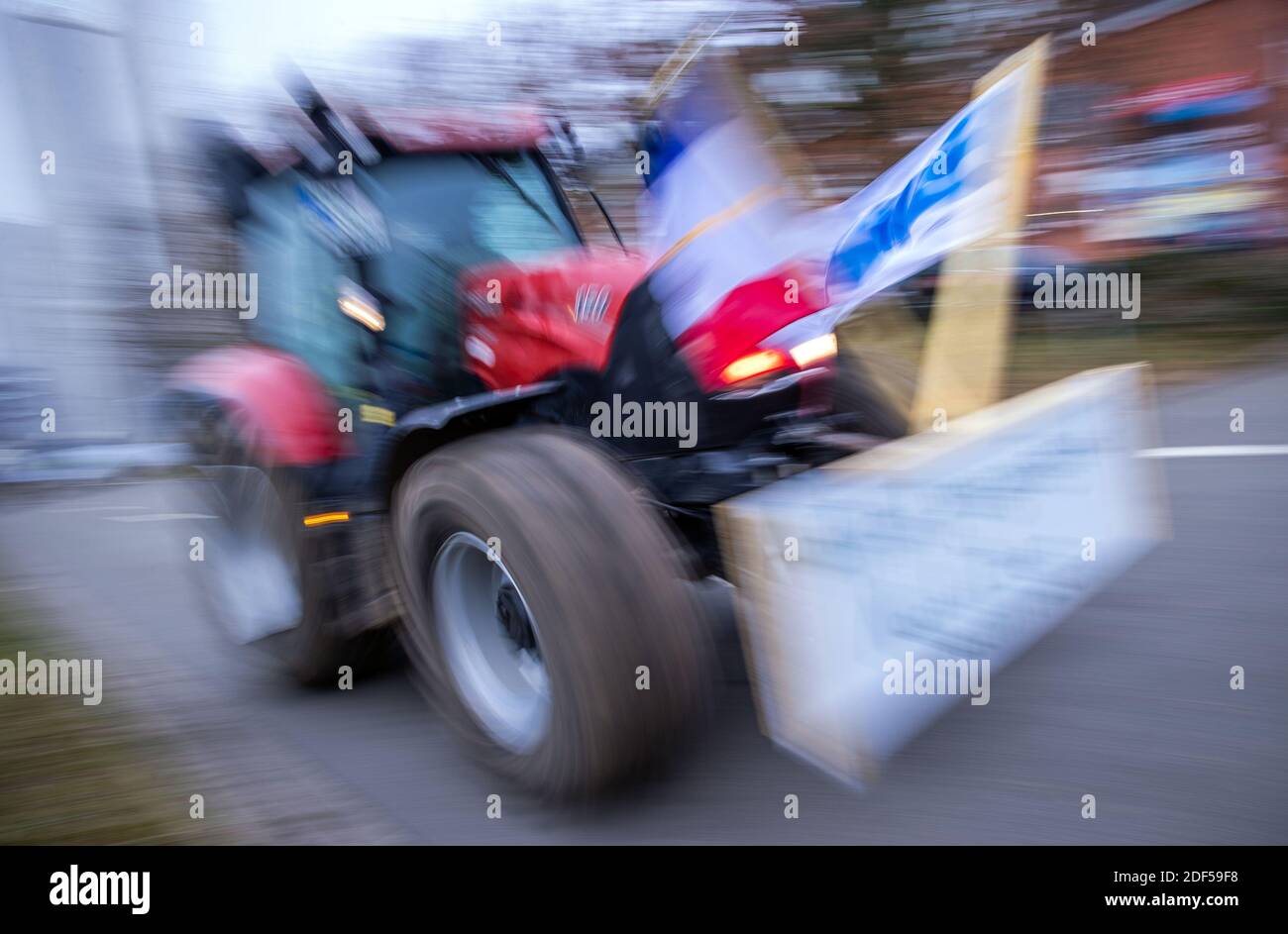 Wismar, Deutschland. Dezember 2020. Bauern fahren ihre Traktoren vor der Rückermolkerei in der Ostsee. Die Bauern in Mecklenburg-Vorpommern haben sich erneut auf Traktorenparaden zu mehreren Milch- und Fleischverarbeitern begibt. Geplant sind Aktionen in Molkereien in Wismar, Upahl und Waren an der Müritz und vor dem größten Schlachthof im Nordosten. Quelle: dpa picture Alliance/Alamy Live News Stockfoto