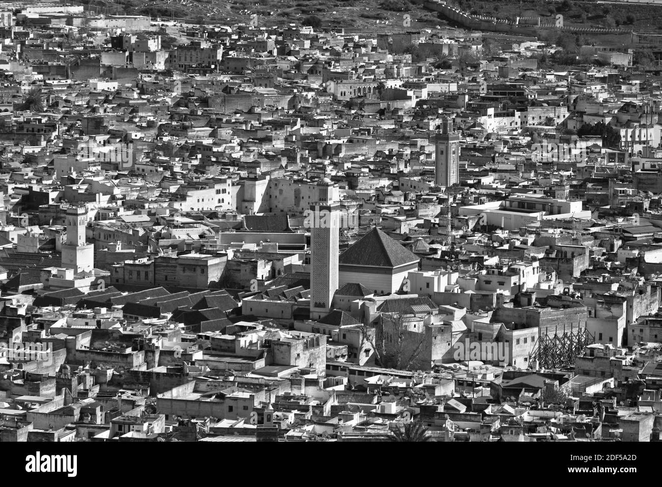 Fes ist eine nordöstliche marokkanische Stadt, die oft als Kulturhauptstadt des Landes bezeichnet wird. Es ist vor allem für seine Fes El Bali ummauerten Medina bekannt Stockfoto