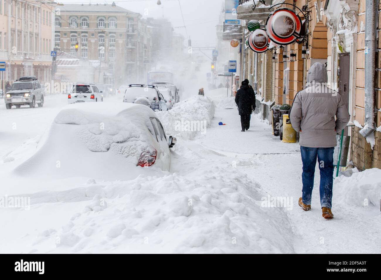 Januar, 2016 - Wladiwostok, Russland - starker Schneefall in Wladiwostok. Schneebedeckte zentrale Straßen von Wladiwostok bei starkem Schneefall Stockfoto