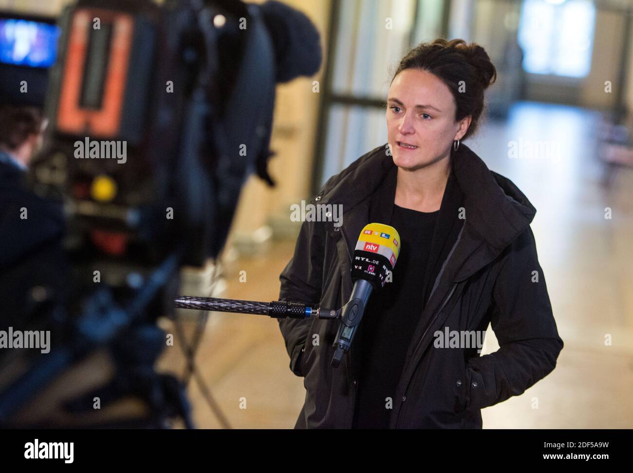 Hamburg, Deutschland. Dezember 2020. Fenna Busmann, Rechtsanwältin eines der Angeklagten, gibt ein Fernsehinterview vor dem Landgericht. Hier beginnt der Prozess gegen drei Frauen und zwei Männer im Alter von 19 bis 21 Jahren wegen einer besonders schweren Verletzung des öffentlichen Friedens bei Protesten gegen den G20-Gipfel in Hamburg. Quelle: Daniel Bockwoldt/dpa/Alamy Live News Stockfoto