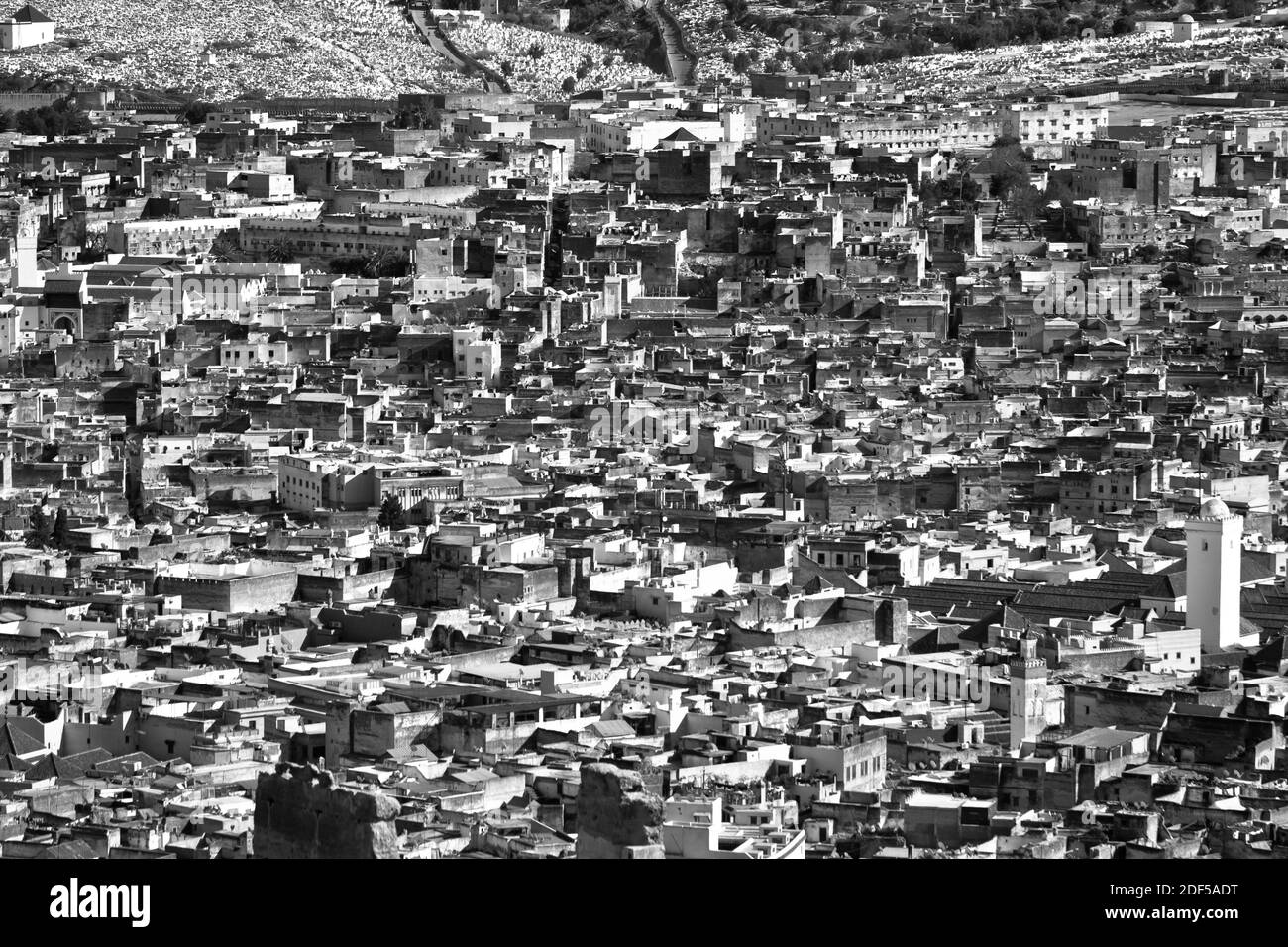 Fes ist eine nordöstliche marokkanische Stadt, die oft als Kulturhauptstadt des Landes bezeichnet wird. Es ist vor allem für seine Fes El Bali ummauerten Medina bekannt Stockfoto