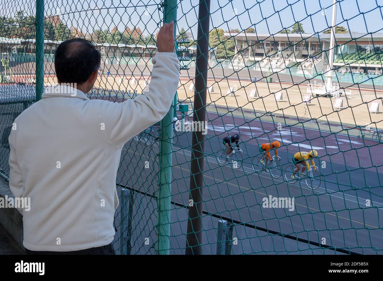 Ein Mann beobachtet auf dem Omiya Velodrome in Omiya, Saitama, Japan, das Deirin-Radrennen. Stockfoto