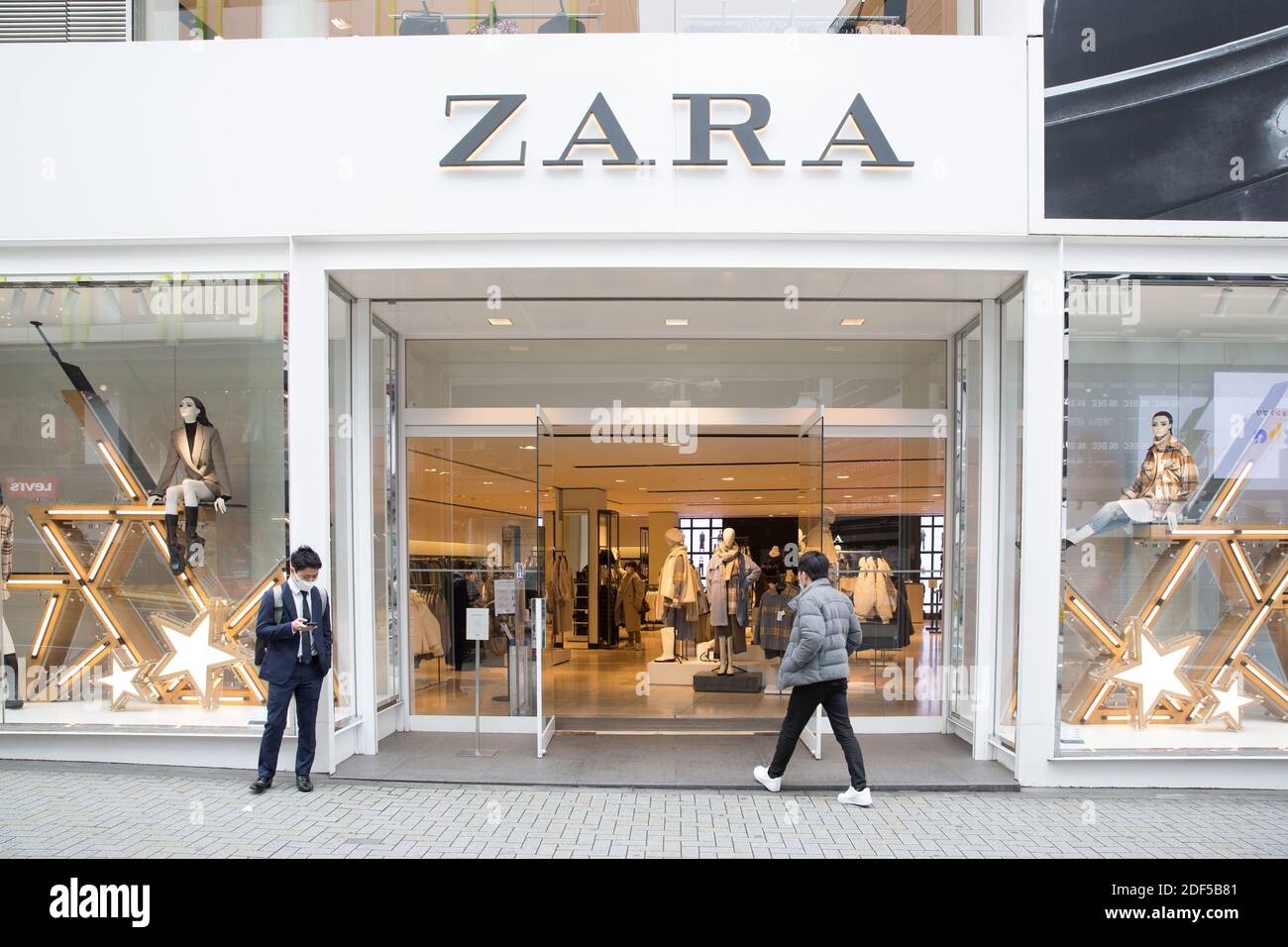 ZARA Logo und Geschäft in Shibuya gesehen. Stockfoto