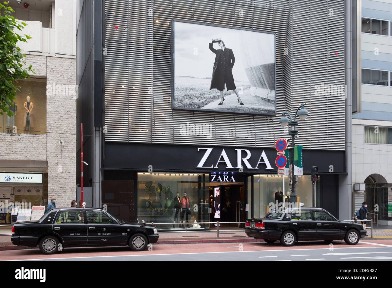 ZARA Logo und Geschäft in Shibuya gesehen. Stockfoto