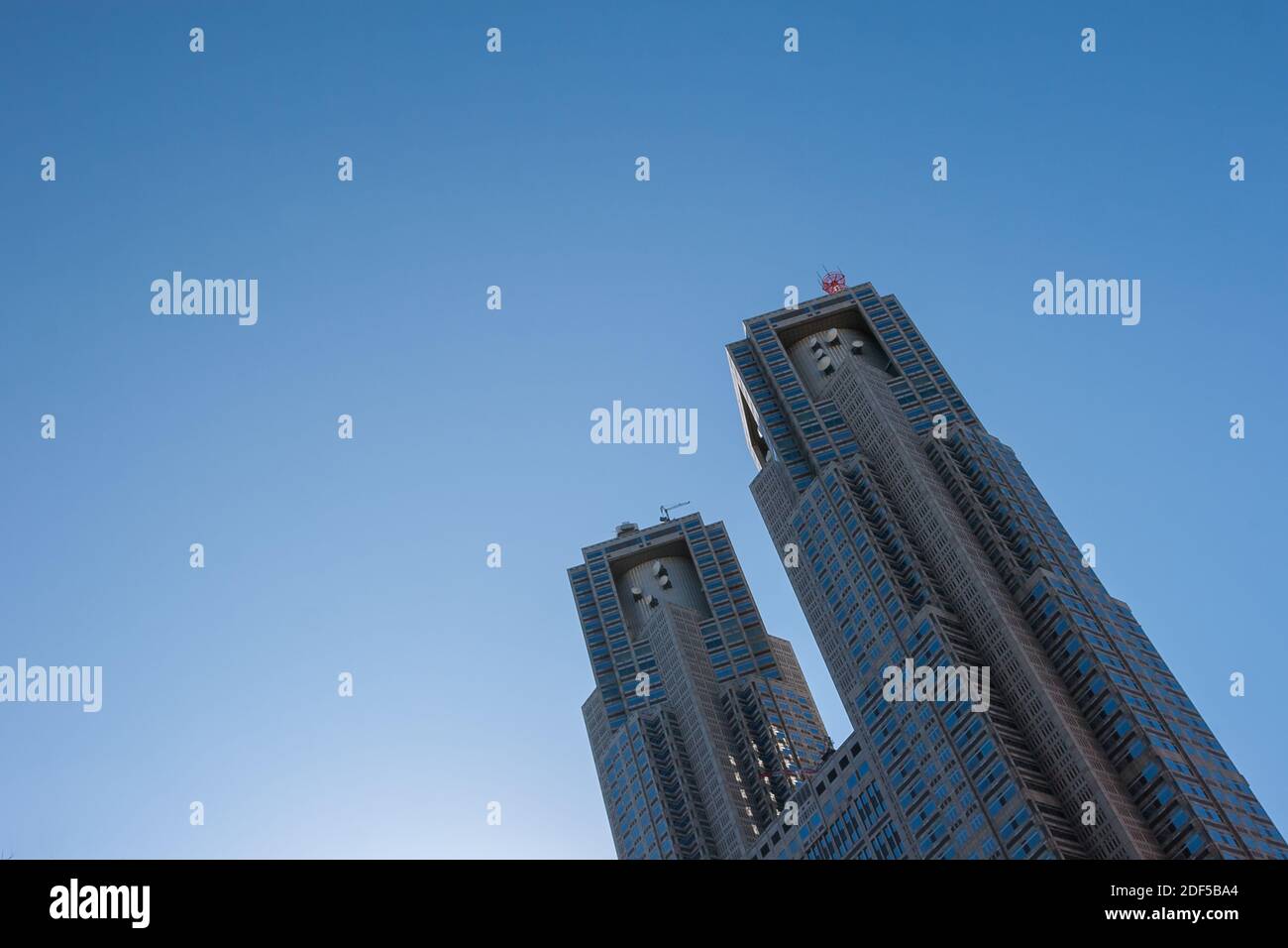 Die Zwillingstürme des Tokyo Metropolitan Government Building (TMG) in Shinjuku, Tokio, Japan Stockfoto