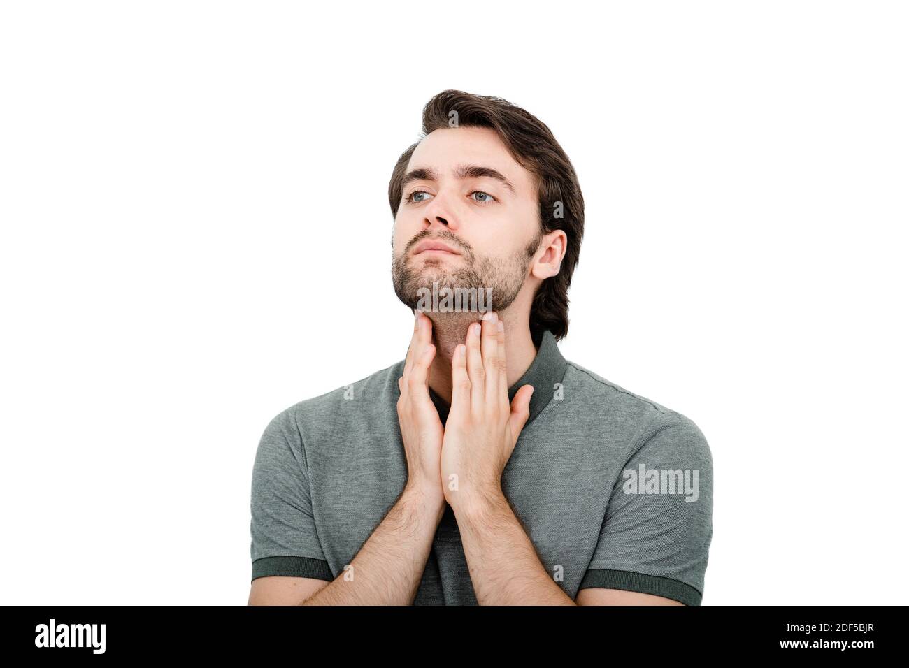 Der Mann tappte seinen Hals, untersuchen Schilddrüse. Prävention und Erkrankungen des endokrinen Systems, auf weißem Hintergrund Stockfoto