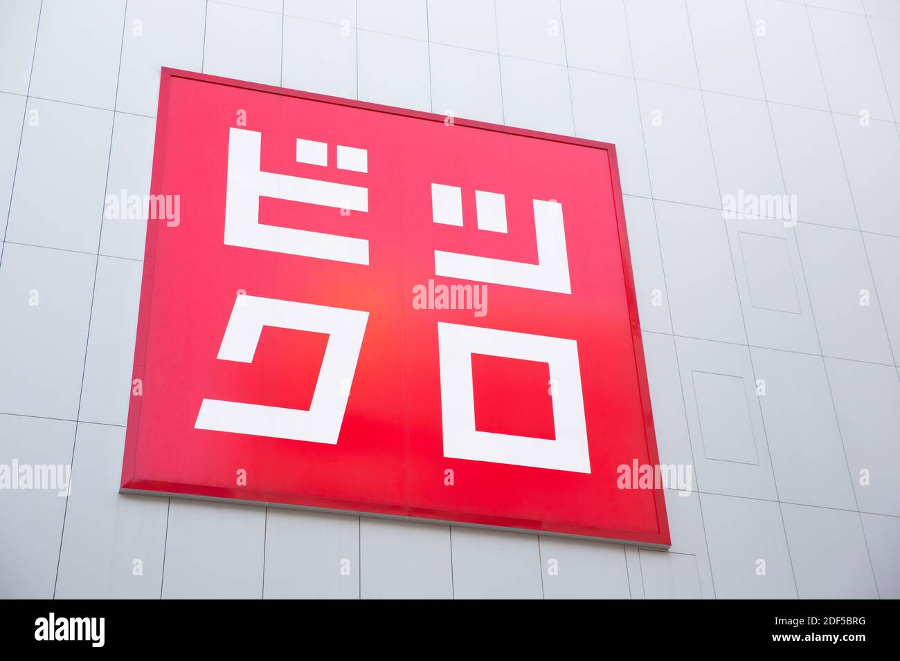 Tokio, Japan. November 2020. Logo von Big Camera und Uniqlo in einem gemeinsamen Geschäft in Shinjuku, Tokio. Quelle: Stanislav Kogiku/SOPA Images/ZUMA Wire/Alamy Live News Stockfoto