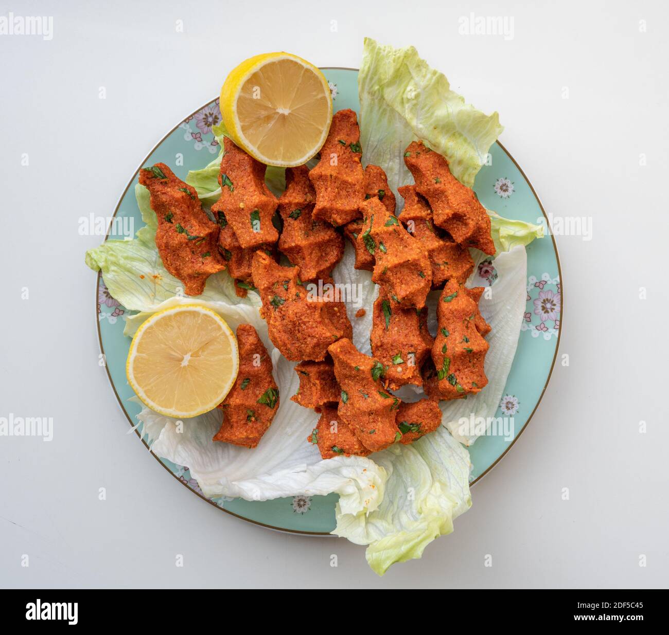 Türkische rohe Fleischbällchen mit würzigen Stockfoto