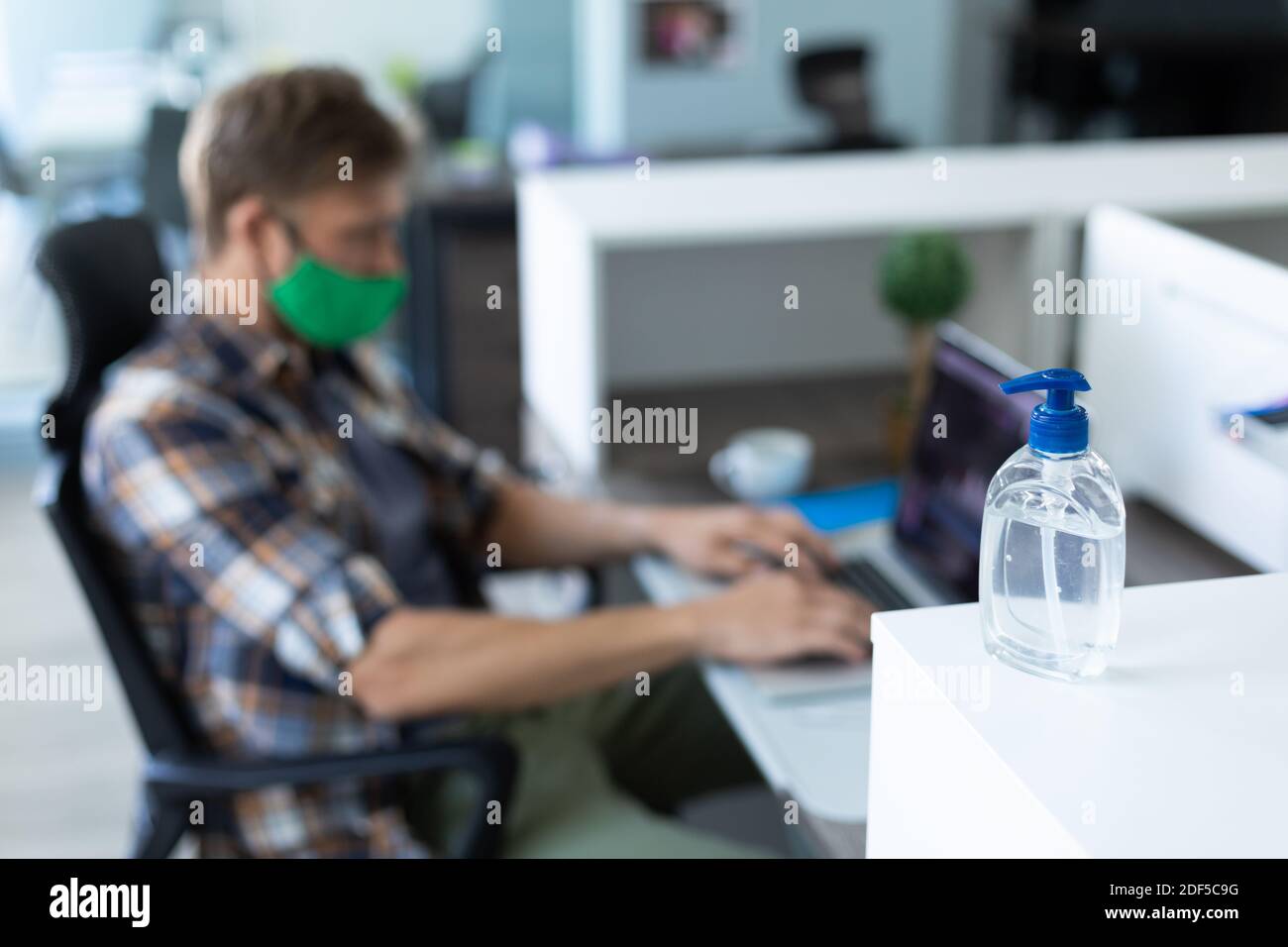 Kaukasischer Mann trägt Gesichtsmaske in einem Büro Stockfoto