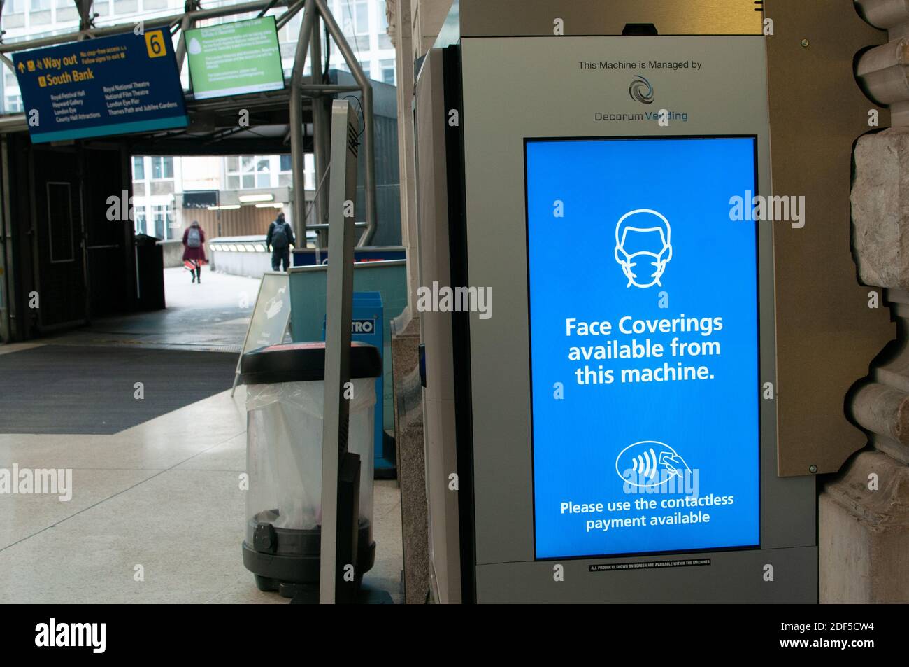 Gesichtsbedeckungen Maschine Waterloo Station Stockfoto