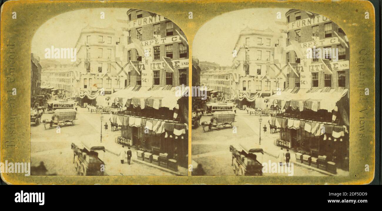 Blick auf die nicht identifizierte Straße mit Handelsgeschäften mit Fahnen, Waggon und Trolley-Verkehr., Standbild, Stereographen, 1850 - 1930 Stockfoto