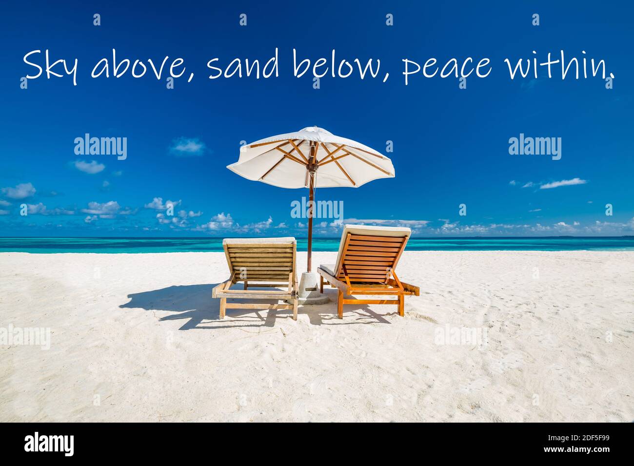 Meer Sand Himmel mit Sommer Strand Zitat. Urlaub Urlaub Hintergrund Tapete mit Palmen und tropischen Strand. Positive Zitat positive Vibes motivierend Stockfoto