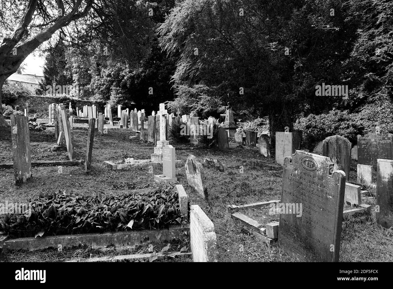 Grabsteine in St. Johannes der Täufer Kirchhof Winster Dorf Derbyshire UK Stockfoto