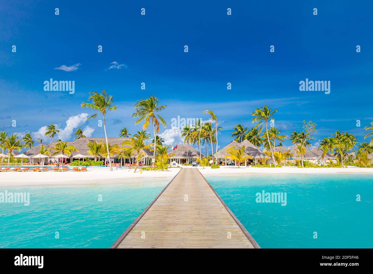 Malediven Paradies Landschaft. Tropische Landschaft, Seeseite mit langen Steg, Wasservillen mit wunderschönem Meer Lagune Strand, tropische Natur Sommerurlaub Stockfoto
