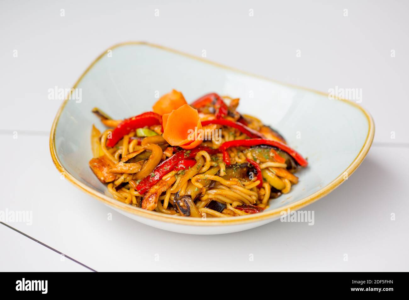 Spaghetti mit Huhn und Gemüse. Stockfoto