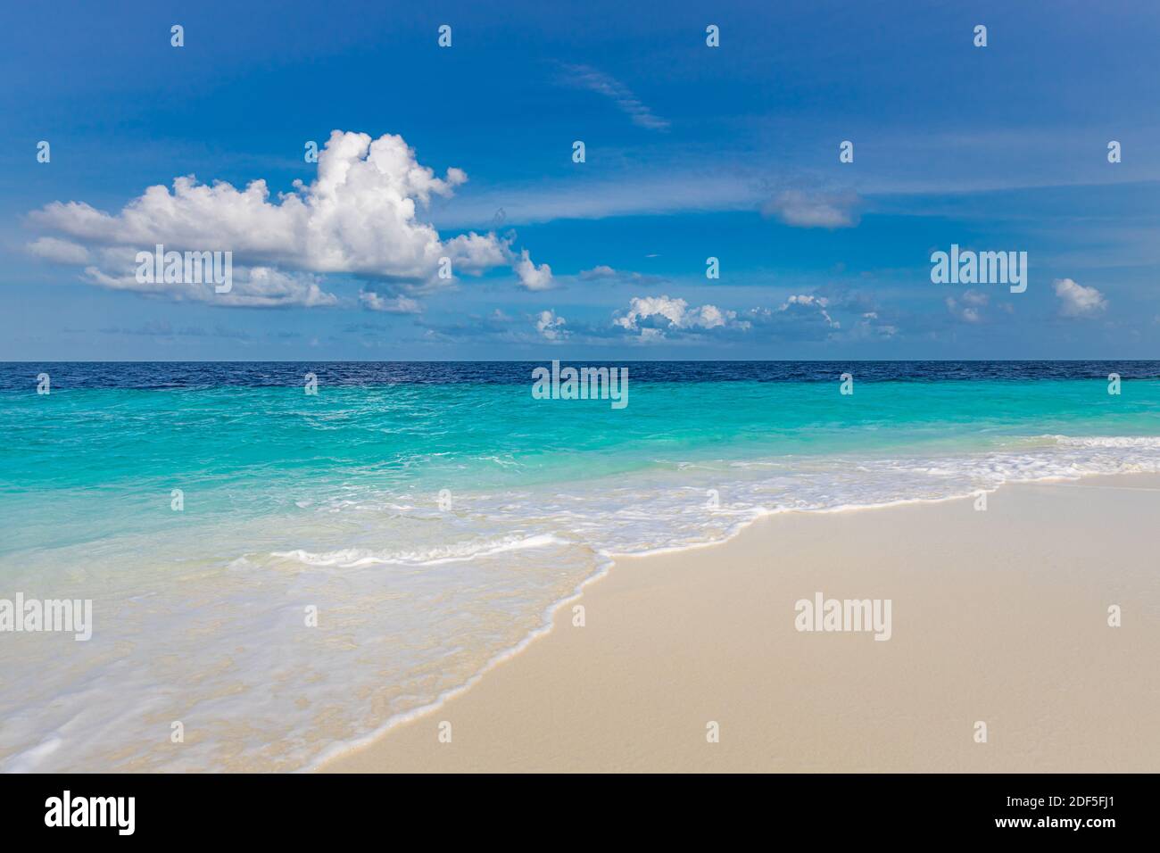 Nahaufnahme von Sand am Strand und blauer Sommerhimmel. Panorama-Strandlandschaft. Leere tropische Strandlandschaft. Entspannende Sommerstimmung, positive Stimmung begeistern Stockfoto