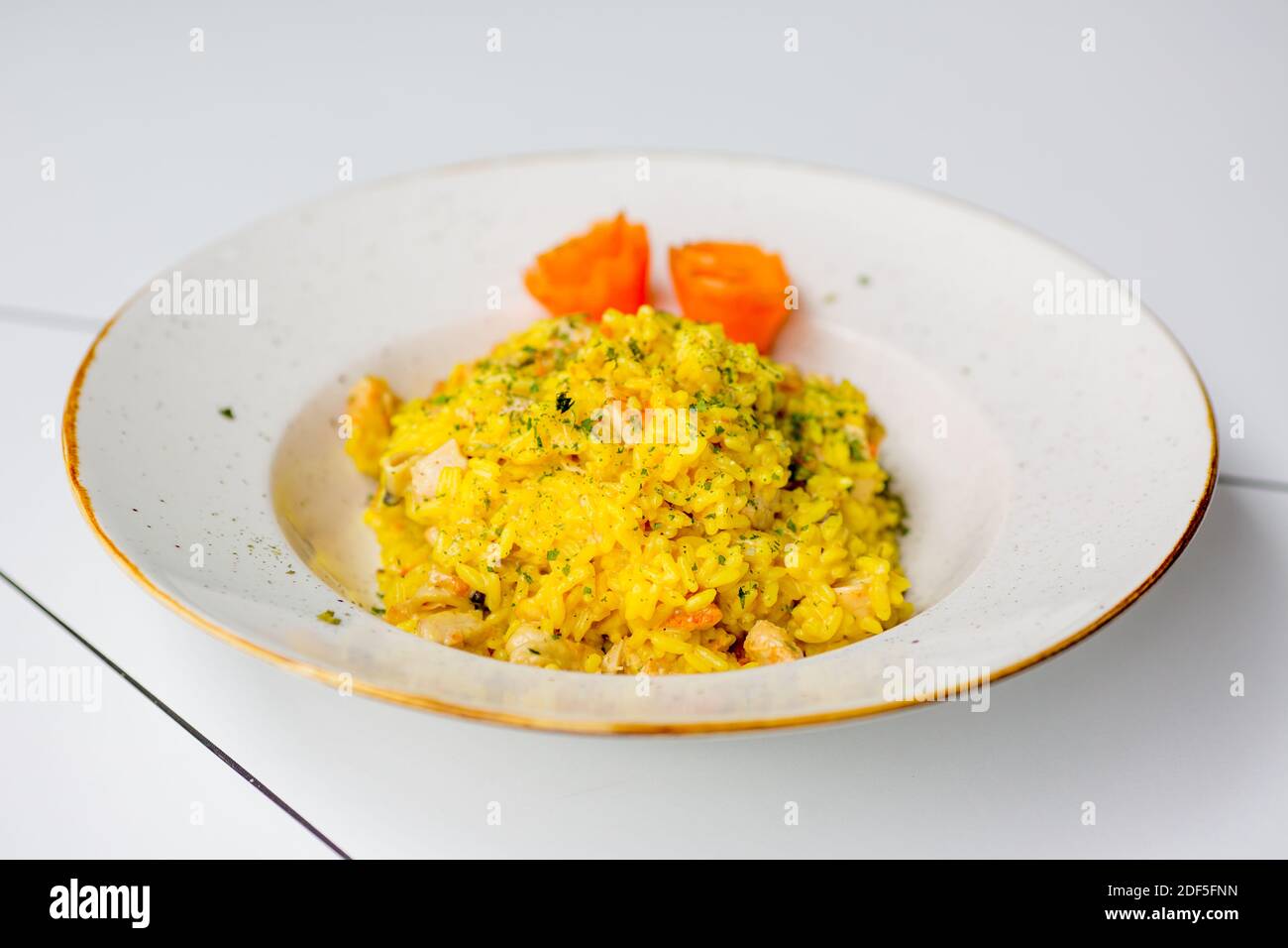 Asty Reis Pilaf mit Gemüse isoliert auf weißem Tisch. Stockfoto