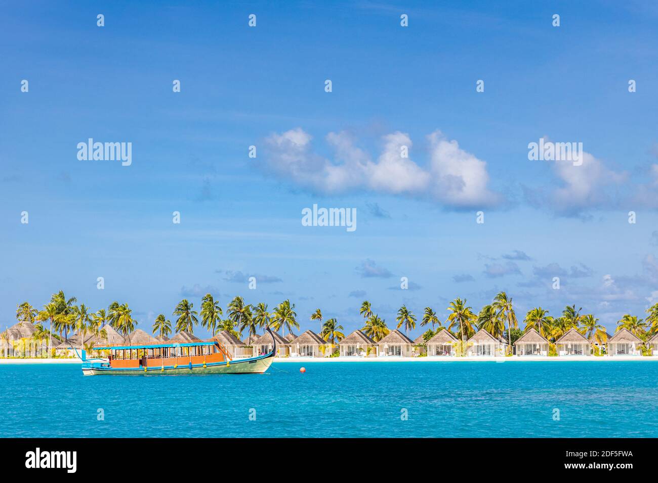 Perfektes tropisches Inselparadies Strand Malediven. Lange Anlegestelle und ein traditionelles Boot Dhoni. Sommer Reise Tourismus Landschaft, blaue Meer Lagune Strand Villa Stockfoto