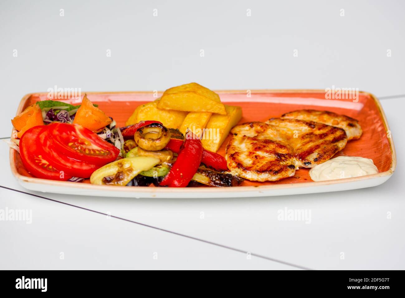 Gegrilltes Hähnchen mit Beilagen von Gemüse. Stockfoto