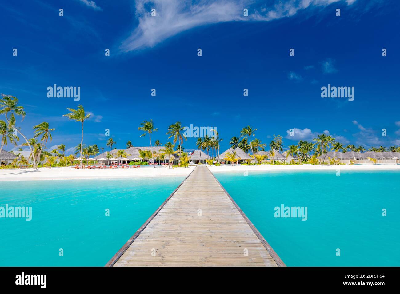 Malediven Paradies Landschaft. Tropische Landschaft, Seeseite mit langen Steg, Wasservillen mit wunderschönem Meer Lagune Strand, tropische Natur Sommerurlaub Stockfoto