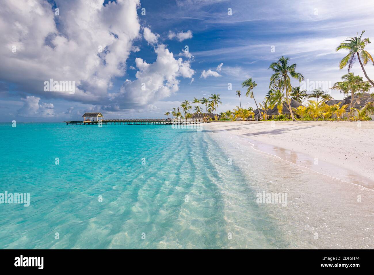 Schöner Strand mit Palmen launischen Himmel. Sommerurlaub Reise Urlaub Hintergrund Konzept. Malediven Paradies Strand. Luxusreisen Sommerurlaub Stockfoto