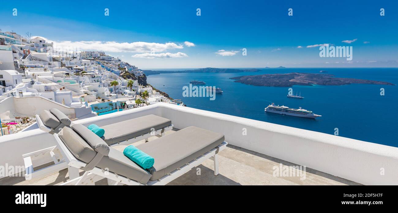 Weiße Architektur auf Santorini Insel, Griechenland. Swimmingpool im Luxushotel. Schöne Aussicht auf das Meer, Sommerurlaub, Reiseziel atemberaubend Stockfoto