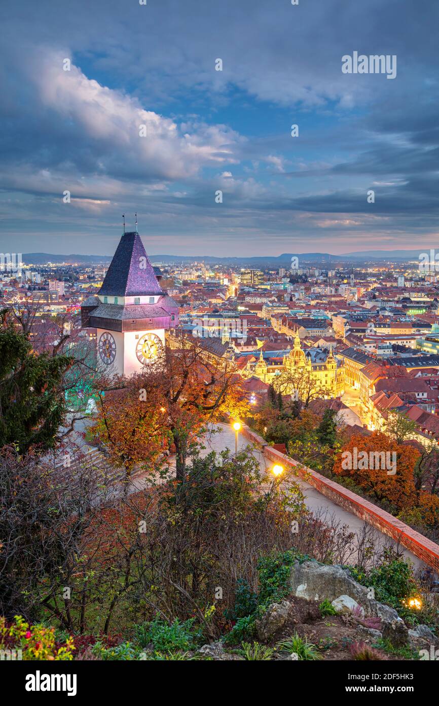 Graz, Österreich. Stadtbild von Graz, Österreich mit dem Uhrenturm bei schönem Herbstuntergang. Stockfoto