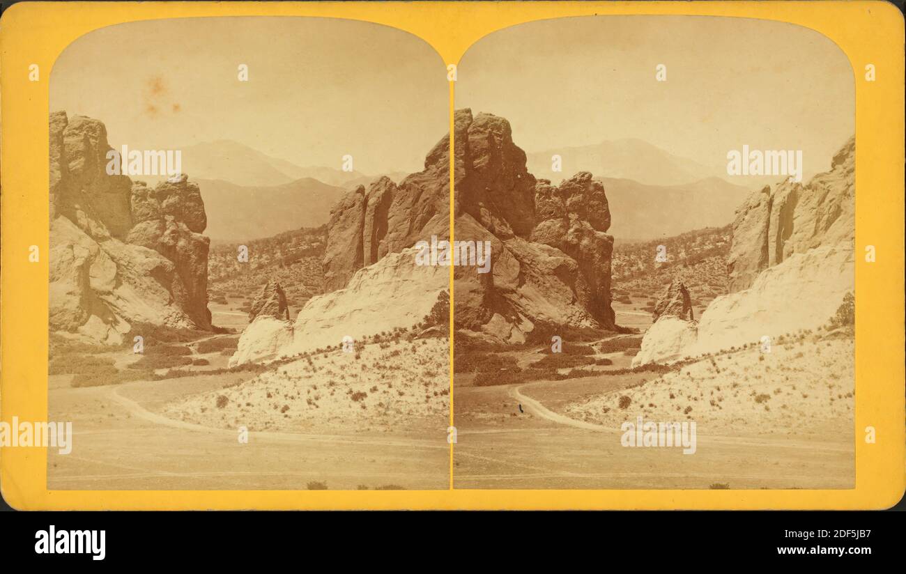 Garten der Götter. 8 km von Colorado Springs. (Das Tor, Felsen 267 Fuß hoch, und Pike's Peak 10 Meilen entfernt.), Standbild, Stereographien, 1850 - 1930, Gurnsey, B. H. (Byron H.) (1833-1880 Stockfoto