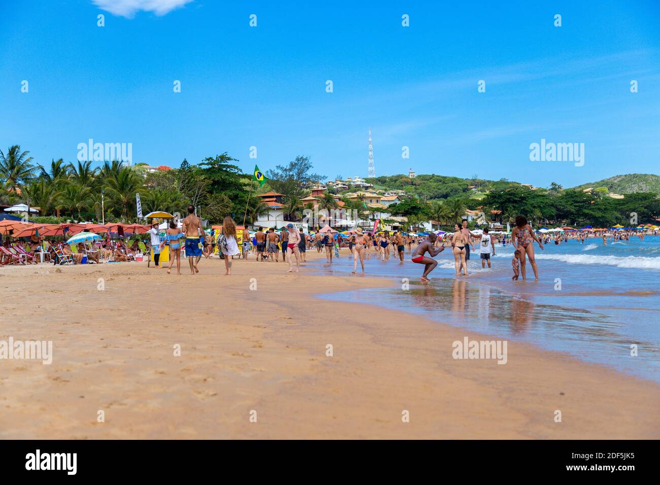 Buzios, Rio de Janeiro, Brasilien – 22. Dezember 2019: Praia da Geriba, Panoramablick auf diesen schönen Strand. Die Leute genießen den Strand Stockfoto