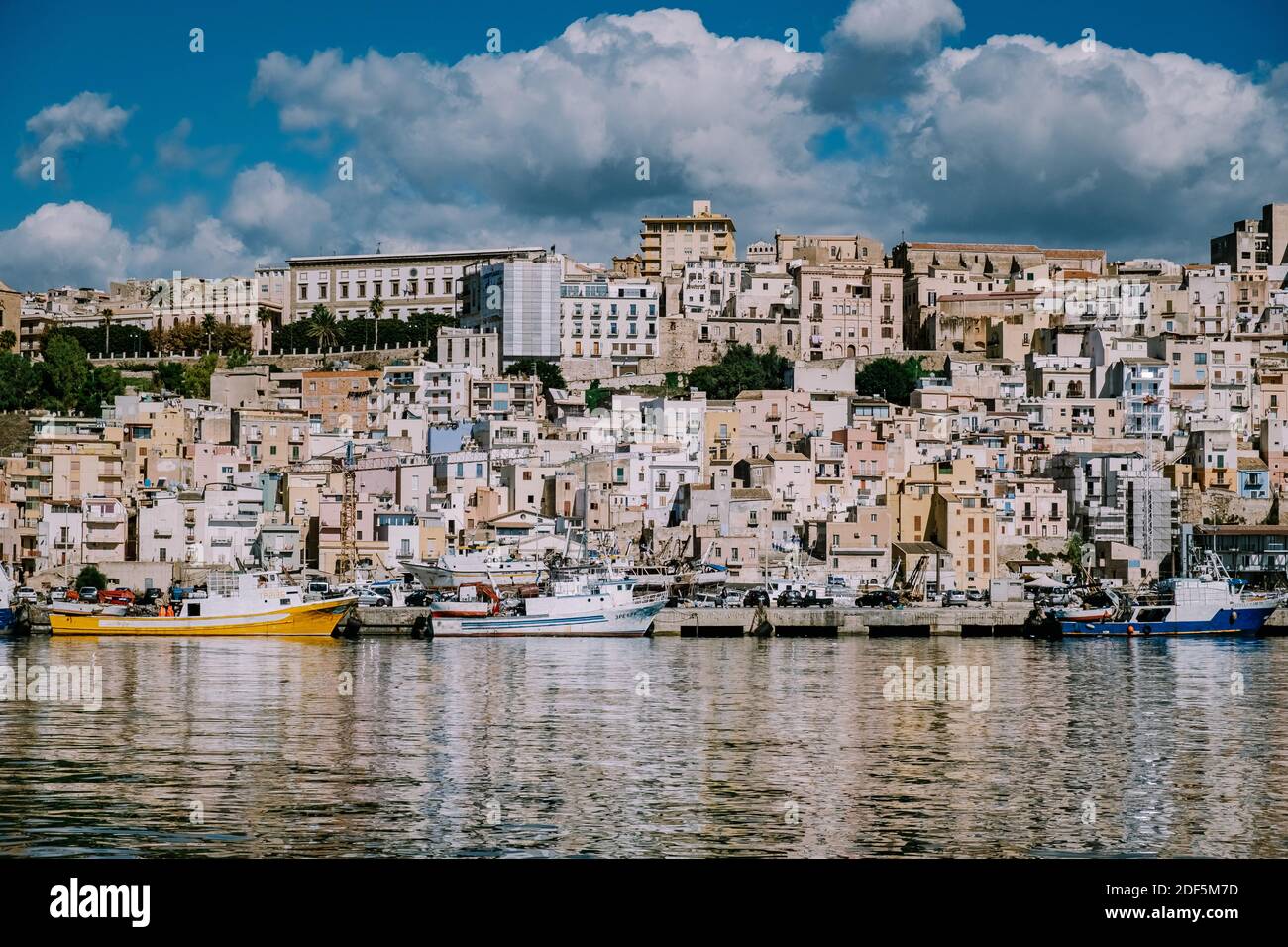 Sciacca Sizilien Oktober 2020, Fischerboote und Menschen reparieren Netze in der bunten Stadt Sciacca mit Blick auf ihren Hafen. Provinz Agrigento, Sizilien. Hochwertige Fotos Stockfoto
