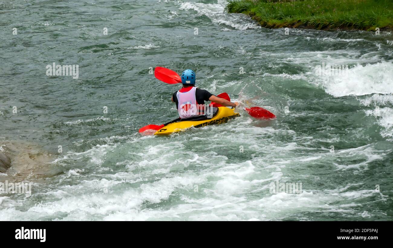 Rafting auf dem Wasserkanal Stockfoto
