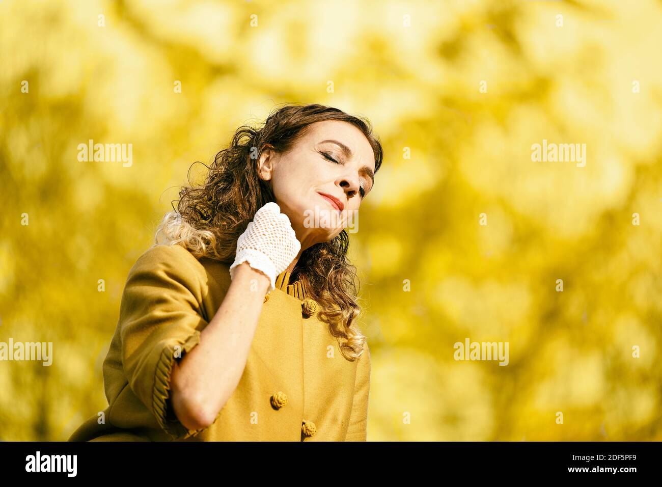 Frau mit gelbem Outfit im Park II Stockfoto