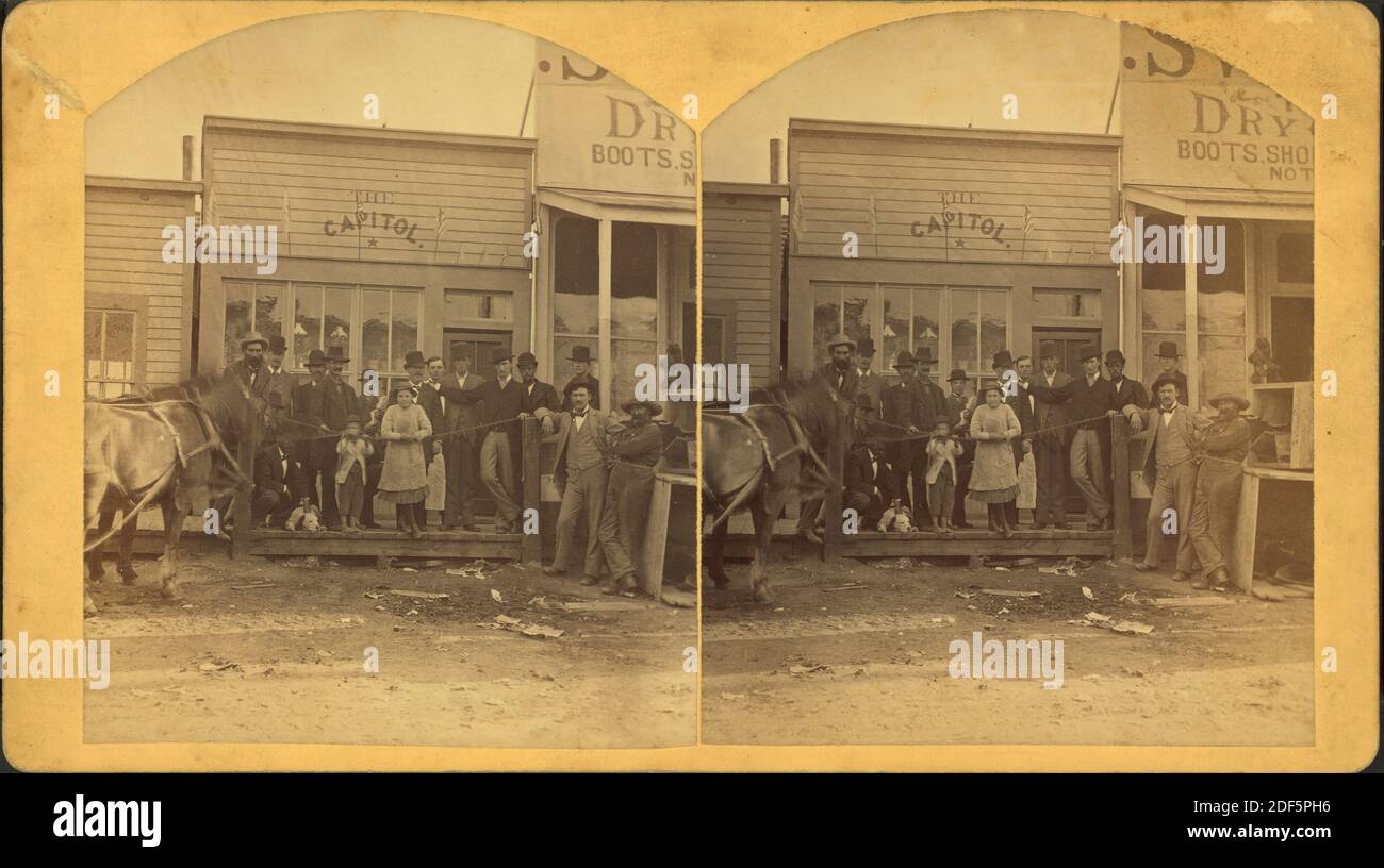 Eine Gruppe posierte vor dem 'Capitol' am Silver Creek., Standbild, Stereographen, 1850 - 1930, Emery, C. E. (Charles E Stockfoto