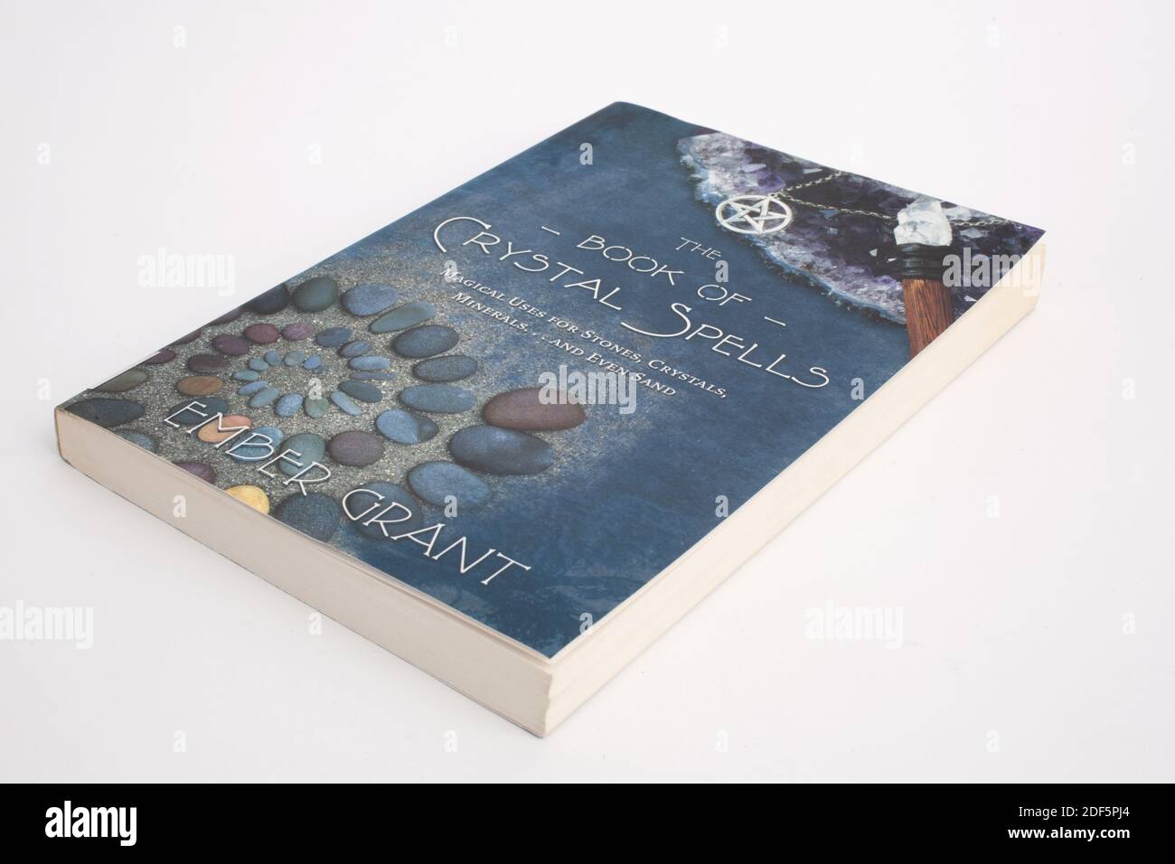 Ein Studiofoto des Buches, das Buch der Kristallzauber von Ember Grant Stockfoto