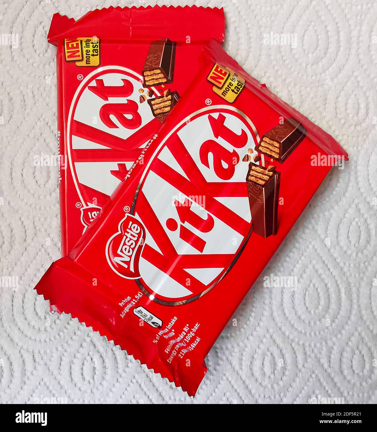 Zwei Nestle Kit Kat Schokoladenriegel beschichtete Sahne gefüllte Wafer Snack. Bars Kit Kat wird von der Firma Nestle produziert Stockfoto