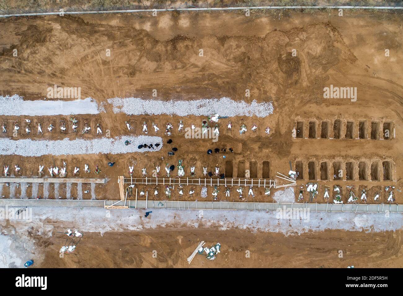 Thessaloniki, Griechenland - 3. Dezember 2020: Luftaufnahme von neuen Gräbern von Covid-19 Opfern auf einem Friedhof in Evosmos, Thessaloniki Stockfoto