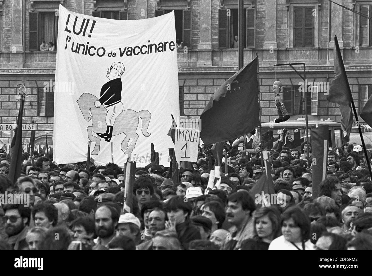 - Manifest des PCI, Partito Comunista Italiano, contro il governo di Bettino Craxi (marzo 1984).- Demonstration der PCI, Italienische Kommunistische Partei, gegen die Regierung von Bettino Craxi (Mars 1984) Stockfoto